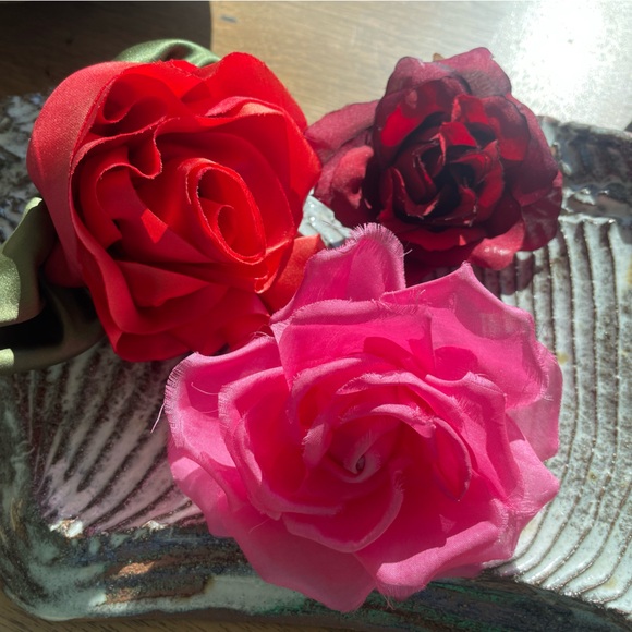 Silk scarves & Roses - Picture 3 of 5